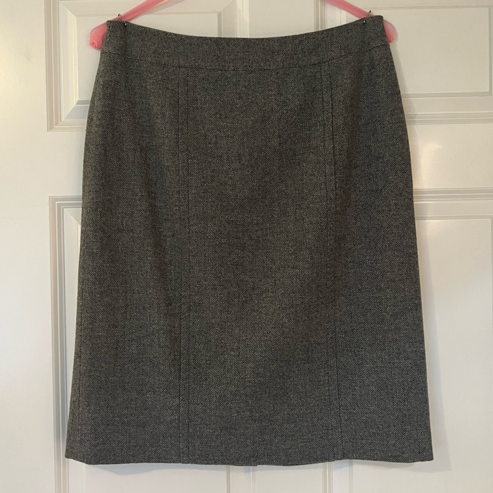 Dressbarn Herringbone Wool Pencil Suiting Skirt in Size 10.